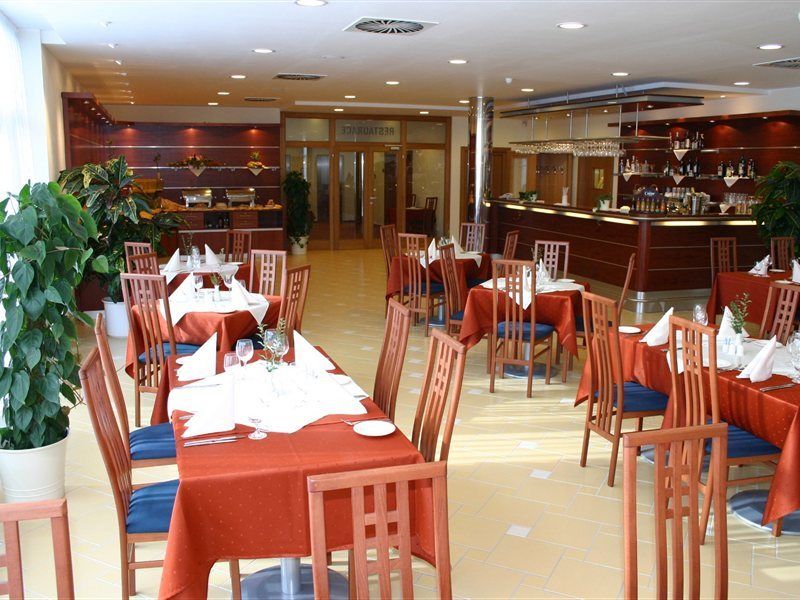 Ramada Airport Отель Прага